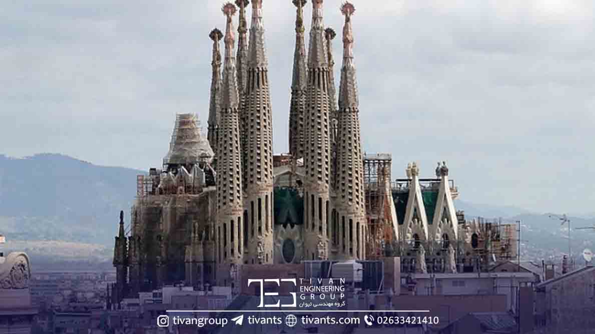 ساخت کلیسا لا ساگرادا فمیلیا در بارسلونا با معماری آنتونی گائودی در سال 1892 آغاز شد.